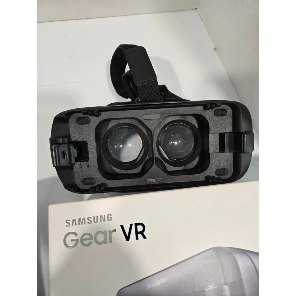 Samsung Gear VR Oculus Virtual Reality Headset SM-R323 Includes Remote